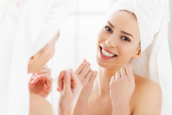 Mais distante das marcas de acne e dos poros abertos, rosto recupera a vivacidade e a maciez facial, após a aplicação de nanoenxertos de gordura abdominal