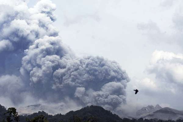 Monte Kelud visto da vila de Anyar, leste de Java, Indonésia, nesta sexta-feira, 14 de fevereiro. A erupção do vulcão foi a maior registrada nos últimos séculos, fechando três aeroportos internacionais e deslocando milhares de pessoas
