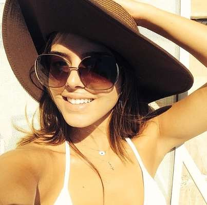 Giovanna Lancellotti não abre mão do chapéu para ir a praia