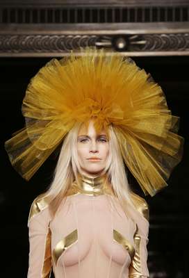 Conhecida por vestir celebridades como Lady Gaga, Rihanna, Lily Allen e Kate Moss, a estilista escocesa Pam Hogg mostrou apoio à causa do grupo de punk rock feminista Pussy Riot no primeiro dia da semana de moda de Londres, na sexta-feira (14)