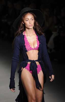 Apesar da semana de moda de Londres apresentar as tendências de inverno 2014, a grife Sibling apostou em crochê e levou até biquíni para a passarela