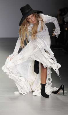 Uma modelo se atrapalhou com os recortes da barra do vestido e tropeçou durante o desfile da grife Sibling na semana de moda de Londres, na manhã deste sábado (15)