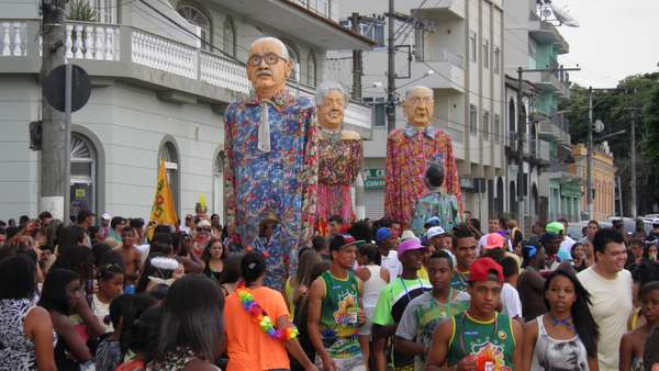 Foliões se divertem ao som de marchinhas de Carnaval nas ruas de Rio Novo, em Minas Gerais