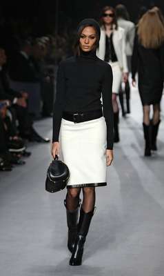 Tom Ford foi a penúltima grife a desfilar nesta segunda-feira (17), durante a semana de moda de Londres. A marca levou uma coleção bastante diversificade à passarela, com muitos looks pretos, saia-lápis combinada com bota, cores mais vibrantes, como o vermelho, visuais metalizados, além de inspirações esportiva e masculina