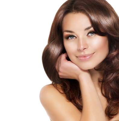 O detox nutritivo retira a química dos fios e traz mais saúde ao cabelo. Profissionais indicam o tratamento no verão para remover as impurezas deixadas pelo mar ou piscina