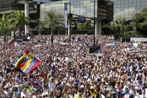 16 de fevereiro - Governo venezuelano afirma que as manifestações são parte de um "golpe de estado fascista em marcha" e acusa grupos de ultradireita