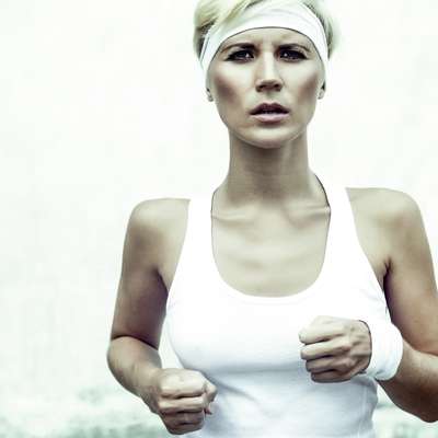 Postura: incline-se ligeiramente para frente, para ajudar o corpo a ficar estabilizado na corrida. Os ombros não devem ficar caídos e o peito precisa ficar aberto. Assim, fica mais fácil abrir os pulmões, facilitar a respiração e criar uma boa base para corrida.