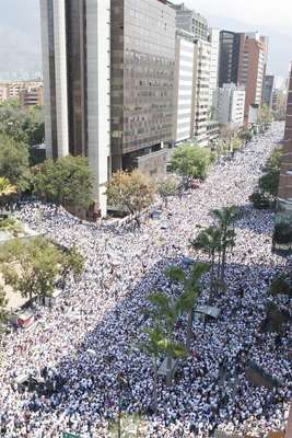 Miles de manifestantes participan en una protesta convocada por el dirigente opositor venezolano Leopoldo López.