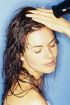 Uso do secador: uma das piores coisas para o cabelo é o excesso de preparativos dos fios com superaquecimento, afirmou Randi Peterson. Usar o secador em temperatura média é mais indicado. Gonzalez ainda lembrou a importância do uso de protetores térmicos, principalmente quando a pessoa combina secador quente com escova de metal