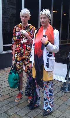 O casal de namorados Thomas Van Der Does e o estilista holandês Bas Kosters apostaram nas estampas para ir à semana de moda de Londres