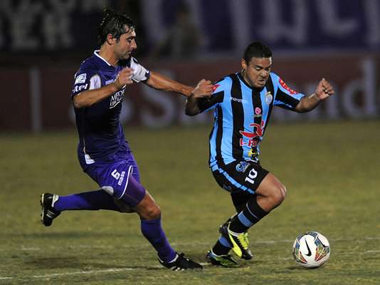 El subcampeón peruano Real Garcilaso cayó por 4-1 en su visita a Defensor Sporting en Montevideo, Uruguay, por la segunda jornada del Grupo 5 de la Copa Libertadores 2014.