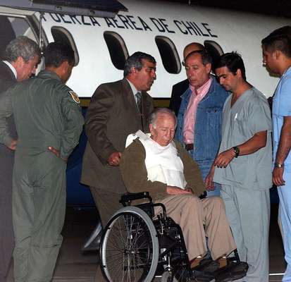Médicos acompanham Paul Schaefer, detido em Buenos Aires em 2005. Ele foi considerado culpado do desaparecimento de um dissidente durante a ditadura do general Augusto Pinochet.