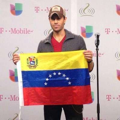 "A toda la gente de Venezuela, sobre todo mucha paz. Lo que está pasando en Venezuela es catastrófico", manifestó el cantante Enrique Iglesias.