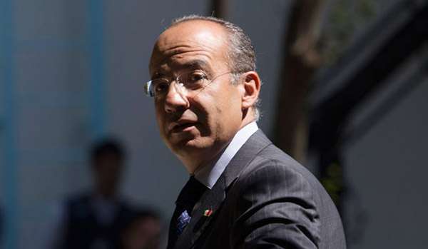 Felipe Calderón mediante Twitter se adelantó al anuncio oficial: "El equipo creado especialmente en la @SEMAR_mx ha sido muy perseverante. Localizó a Lazcano, a Treviño y ahora a Guzmán Loera. Felicidades"