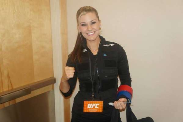 Swayze Valentine foi a primeira mulher a trabalhar como cutman no UFC. Ela estreou em Las Vegas como profissional encarregada de prevenir e tratar os ferimentos dos atletas, mas também causou repercussão depois que o UFC divulgou sua foto no Instagram, chamando-a de "Rainha dos cortes"