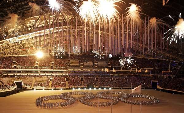 O encerramento dos Jogos Olímpicos de Inverno de 2014, disputados em Sochi (Rússia), foi marcado pela beleza das apresentações e por uma brincadeira feita pelo "frio", como é popularmente conhecido, povo russo. Veja fotos do evento no Estádio Olímpico de Fisht: