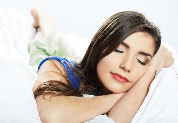 Hábito de dormir com a pele maquiada pode comprometer a saúde do tecido cutâneo e favorecer o seu envelhecimento precoce
