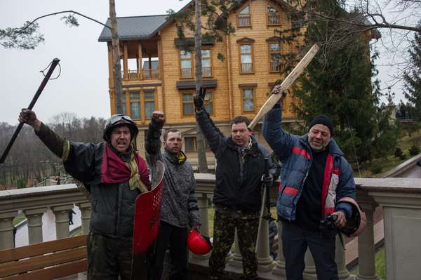 Após ser destituído da presidência e fugir de Kiev, o presidente Viktor Yanukovich deixou para trás sua mansão na região campestre da capital; poucas horas depois, manifestantes e curiosos visitaram o local, agora vazio, para conhecer o retiro luxoso de que usufruía o líder, de paradeiro atualmente desconhecido