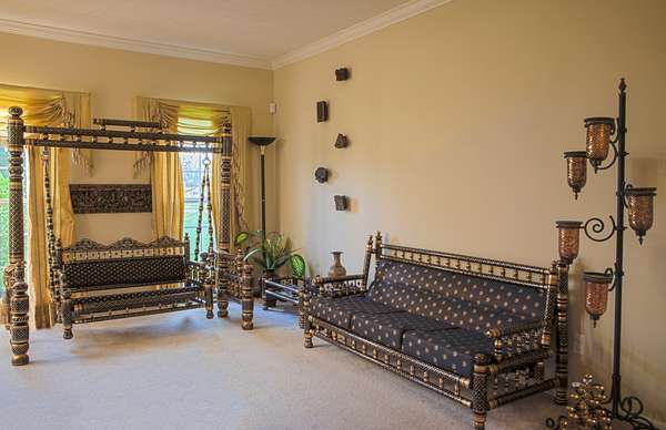 Na decoração indiana, o dourado aparece bastante, inclusive nos grafismos dos móveis. Os móveis são um pouco mais baixos que o normal, a luz é indireta e chega através de luminárias e pendentes, afirma a arquiteta Maristela Gorayeb. Informações: (73) 9905-8914