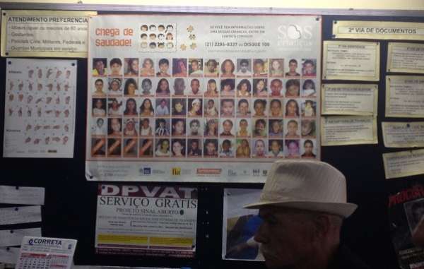 Na Delegacia de Campo Grande um mural mostra o rosto dos desaparecidos