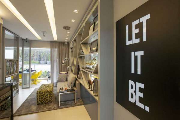 Na sala concebida pela designer de interiores Cristina Barbara, o nome da música dos Beatles algo como deixe estar fica logo na entrada. Assim, o morador pode deixar os problemas para trás ao entrar no cômodo. Informações: (11) 3842-8562