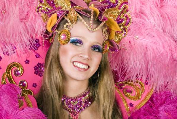 Para aproveitar o Carnaval com a pele bem cuidada, alguns cuidados especiais devem ser tomados durante os dias de folia