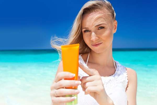 Bastante indicada pelos dermatologistas para proteger a pele da ação negativa dos raios ultravioleta, o protetor solar pode prejudicar a produção de vitamina D no corpo