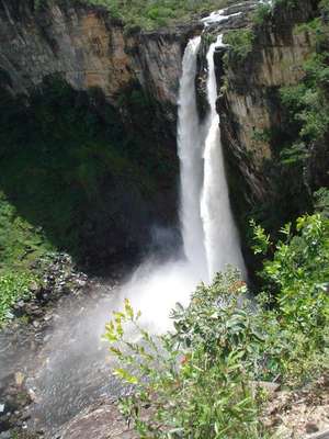 Salto do Rio Preto - Goiás. Composta por duas quedas dágua, a cachoeira Salto do Rio Preto é uma das mais belas da Chapada dos Veadeiros, na área da cidade de Alto Paraíso de Goiás. Sua primeira queda, com 120 metros, abriga um mirante, enquanto a outra forma uma bela piscina natural da região, perfeita para banhos