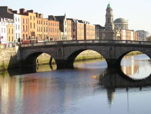 1. Tristão & IsoldaUm belo passeio romântico pela capital da civilização celta, Dublin, inspira casais apaixonados. Um dos tesouros escondidos da cidade é a Isolde's Tower (Torre de Isolda), cujos alicerces foram somente descobertos em 1993. Os restos da estrutura do século 13 ficam na Exchange Street Lower, perto da Christ Church Cathedral