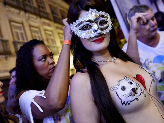 Com homenagem ao topless, a tradicional Banda da Rua do Mercado fez seu desfile nesta quinta-feira (27) no centro histórico do Rio de Janeiro. À frente do bloco, 12 musas desfilaram com os corpos pintados. O artista Darcilio começou os preparativos por volta das 14h.