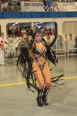 Com a ex-BBB Cacau no desfile, a Dragões da Real trouxe para a avenida personagens dos anos 80