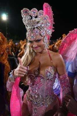 Com o tema "Inesquecível", a escola de samba Rosas de Ouro foi a segunda a desfilar no Grupo Especial de São Paulo na madrugada deste sábado