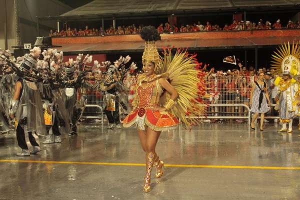 A atriz e apresentadora Adriana Lessa desfilou pela escola de samba Vai-Vai na madrugada deste sábado, em homenagem à cidade de Paulínia