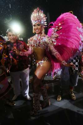 Com o tema "Insano" e Gracyanne Barbosa na avenida, a X-9 trouxe castelo de ponta-cabeça e Alice no País das Maravilhas