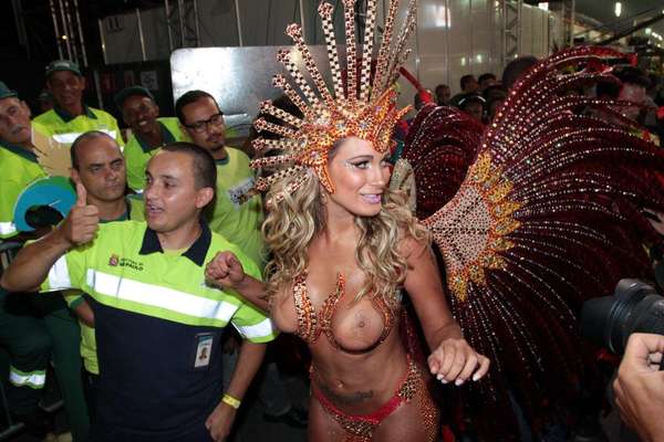 Andressa Urach é a musa da primeira escola a desfilar em São Paulo nesta sexta-feira (28), a Leandro de Itaquera