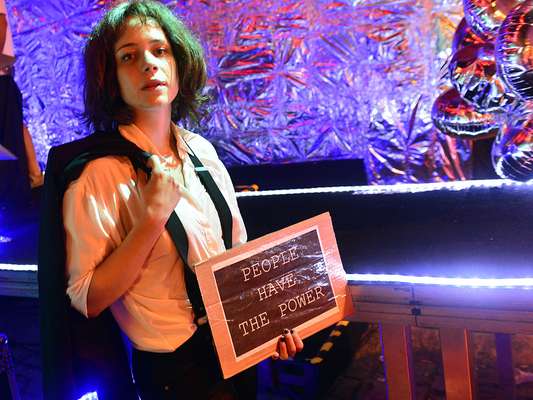 Com Leandra Leal, o bloco Rival Sem Rival saiu às ruas do Rio de Janeiro na noite desta sexta-feira. A atriz foi fantasiada da cantora e poetisa americana Patti Smith. Veja fotos do desfile do bloco: