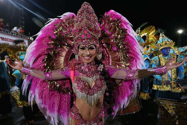 A rainha da bateria Aline Oliveira canta o samba enredo em tributo à fé durante o desfile da Mocidade Alegre em São Paulo