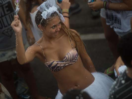 O bloco Simpatia É Quase Amor apresentou problemas, mas levou animação a milhares de pessoas na praia de Ipanema, no Rio de Janeiro, neste domingo. Veja fotos: