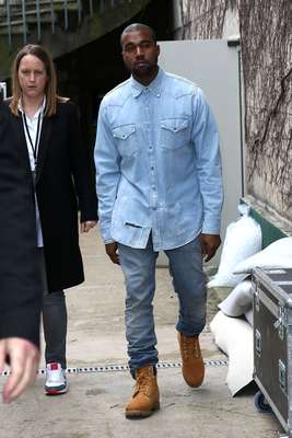 Kanye West foi um dos convidados do desfile da Céline, que aconteceu neste domingo (02), durante a semana de moda de Paris. Para o evento, o rapper usou camisa e calça jeans