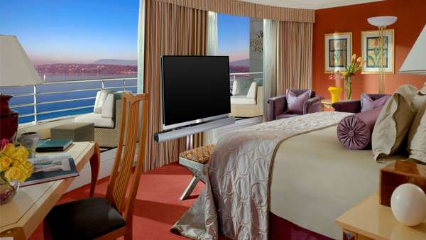 1. Hotel President Wilson Genebra, SuíçaA Royal Penthouse Suite, no Hotel President Wilson, em Genebra, na Suíça, é o quarto com a diária mais cara do mundo: custa US$ 83.200 (cerca de R$ 195.500) por noite. Conta com 12 quartos e já recebeu uma lista de convidados ilustres, incluindo Bill Gates e Michael Douglas. Tem vista panorâmica para o Lago de Genebra e os Alpes Suíços