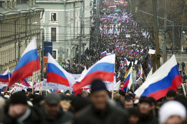 Mais de 10 mil pessoas participam de protesto em favor do governo russo, em Moscou, em 2 de março