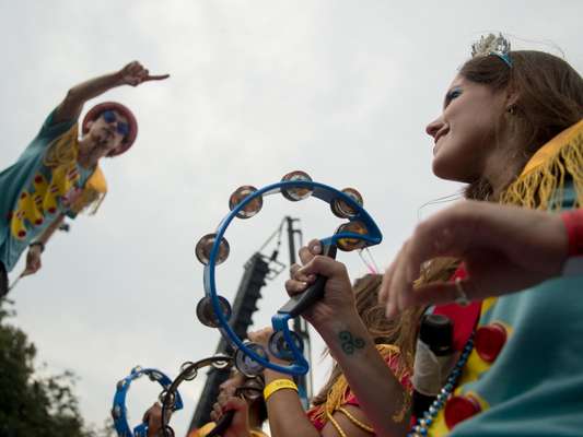 Foliões curtem a união dos ritmos do Carnaval com o som dos Beatles no bloco Sargento Pimenta, que anima o Aterro do Flamengo no Rio nesta segunda-feira