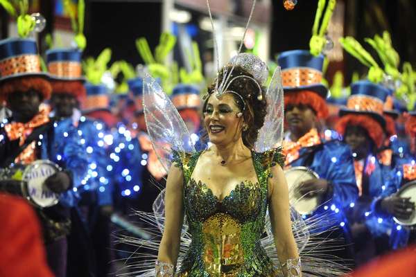 Com Christiane Torloni como Rainha da Bateria, a Grande Rio foi a segunda escola a entrar na Sapucaí na noite deste domingo. Veja fotos do desfile da agremiação: