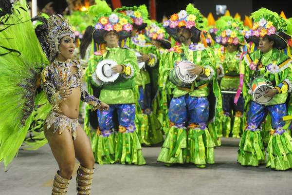 A Império da Tijuca entrou na Sapucaí na noite deste domingo com o tema "Batuk". A escola apresentou ao longo do desfile diferentes batucadas da história. Veja fotos da apresentação:
