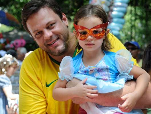 Crianças e pais se divertem na folia da capital carioca com o bloco infantil "Largo do Machado, mas não largo do Suquinho"