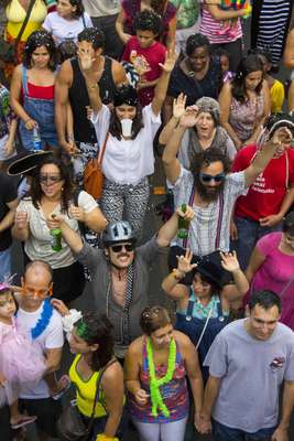 O bloco da Tesourinha reuniu centenas de pessoas e coloriu as ruas de Brasília, no Distrito Federal, neste domingo (2)