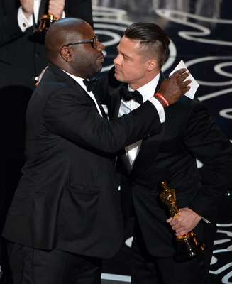 Brad Pitt e Steve McQueen celebram Oscar de Melhor Filme por '12 Anos de Escravidão'; cerimônia de entrega aconteceu no Dolby Theatre, em Los Angeles, na noite desse domingo (2)