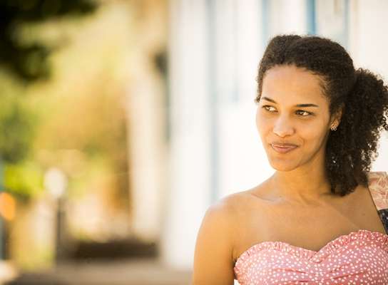 O cabelo da atriz Jéssica Barbosa concentra o volume na região superior. Na primeira fase de Em Família, ela deu vida a Neidinha