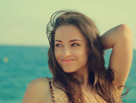 Não deixe o cabelo secar após o banho de mar, retire o sal imediatamente