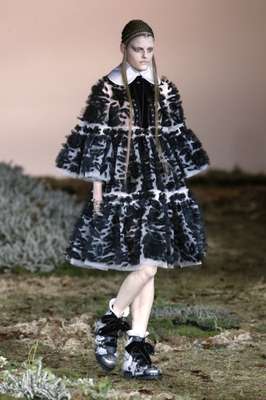 Alexander McQueen fechou o penúltimo dia da semana de moda de Paris, nesta terça-feira (04). O grande destaque da apresentação da grife foi a pele, que apareceu eu várias cores e em peças para inverno rigorosíssimo
